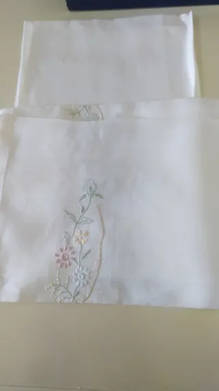 Set asciugamani in lino ricamati