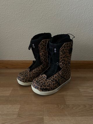 Tabla y botas snowboard mujer.