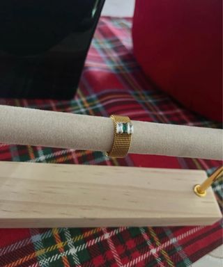 Anello oro con pietre verdi e bianche