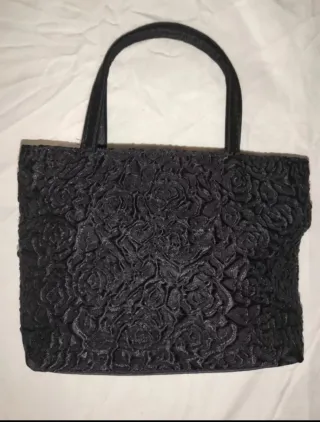 Bolso de mano negro con flores