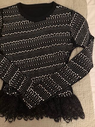 Camiseta de punto con pedrería y encaje