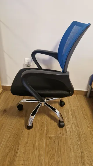 Silla de oficina ergonómica azul y negra