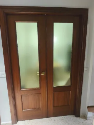 Doble puerta salón sapelly con cristal