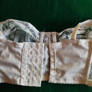 Corpetto in pizzo bianco con ferretto