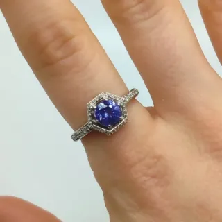 00528 ANILLO CON PIEDRA MORADA DE ORO BLANCO 18k