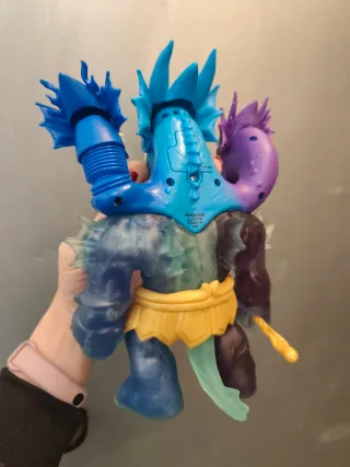 Rey Hidra Juguete tiene sonido y luz.