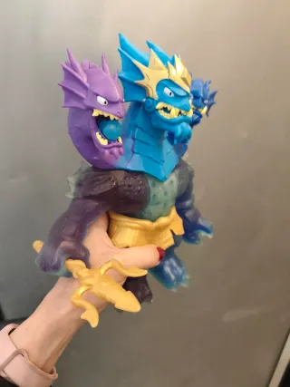 Rey Hidra Juguete tiene sonido y luz.