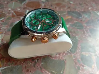 Elegante reloj dorado y verde