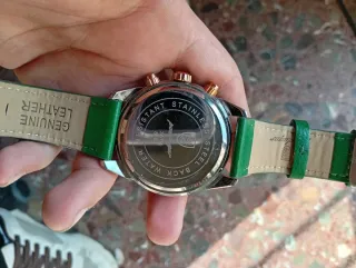 Elegante reloj dorado y verde