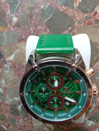 Elegante reloj dorado y verde