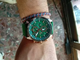Elegante reloj dorado y verde