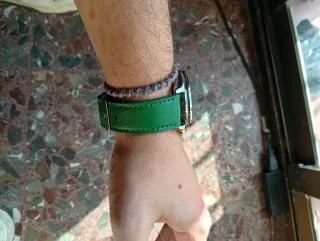 Elegante reloj dorado y verde