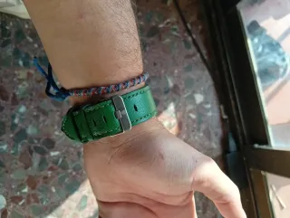 Elegante reloj dorado y verde