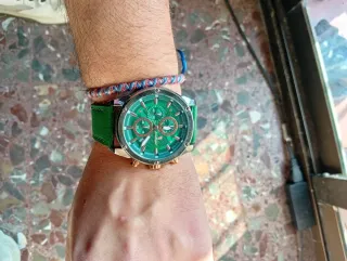 Elegante reloj dorado y verde