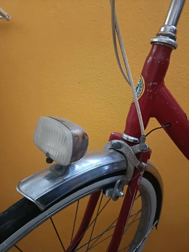 Antigua bicicleta BH. Ruedas nuevas