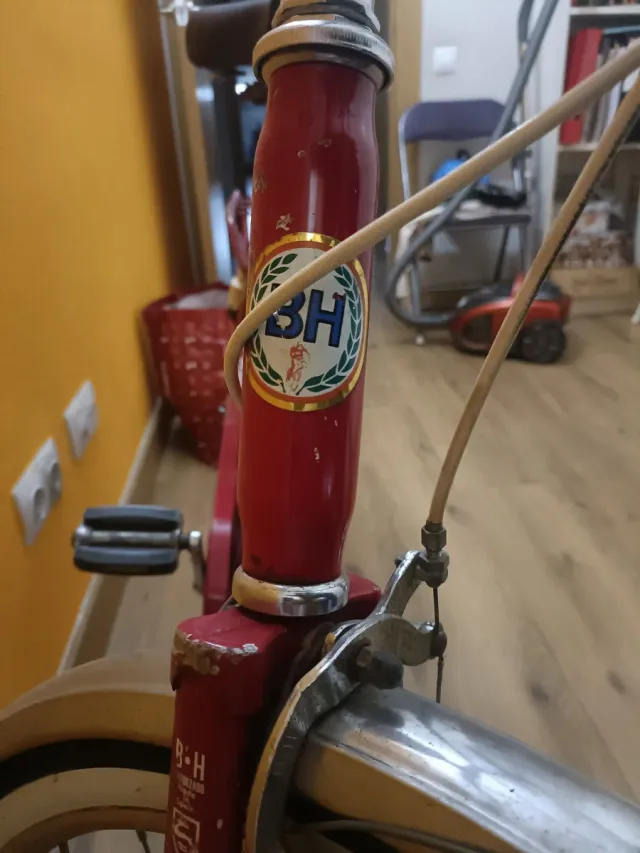Antigua bicicleta BH. Ruedas nuevas