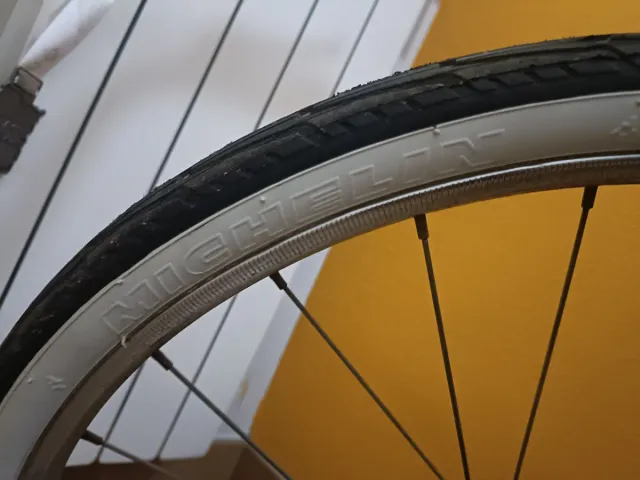 Antigua bicicleta BH. Ruedas nuevas