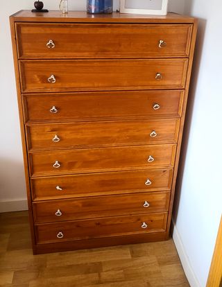 Cómoda de madera marrón