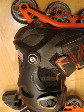 Patines en línea negros y naranjas