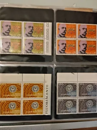 Francobolli Italiani con Raccoglitore