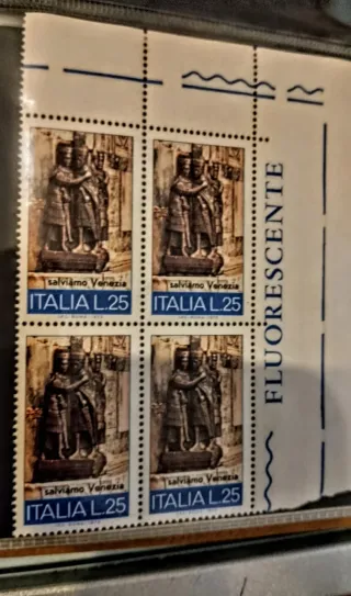 Francobolli Italiani con Raccoglitore