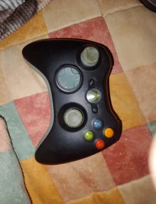 Xbox 360 Negra + 1 Mando y Cables+ 50 juegos