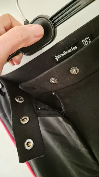 Pantalón Stradivarius negro con raya roja T.40