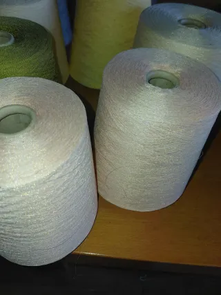 Bobine di lana e fili