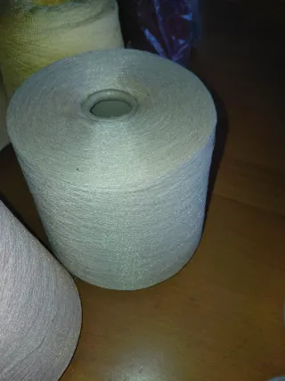 Bobine di lana e fili