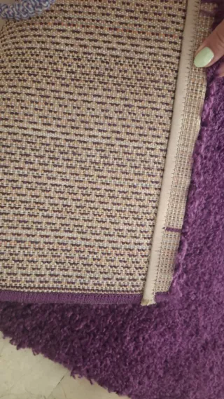 Alfombra púrpura mullida