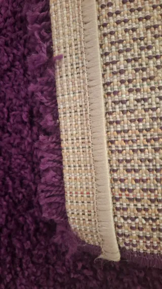 Alfombra púrpura mullida