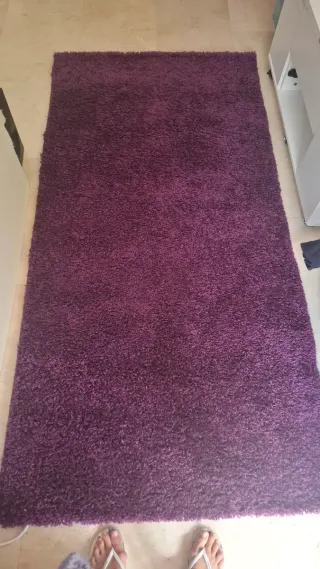 Alfombra púrpura mullida