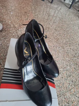 Scarpe Ikaros nere con tacco in pelle lucida