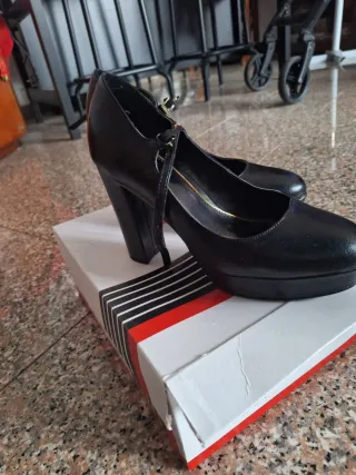 Scarpe Ikaros nere con tacco in pelle lucida