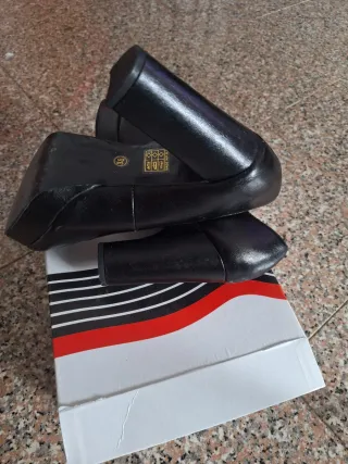 Scarpe Ikaros nere con tacco in pelle lucida