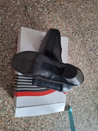 Scarpe Ikaros nere con tacco in pelle lucida