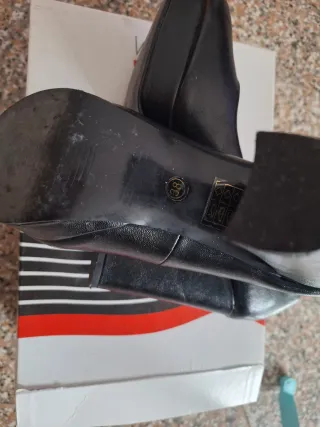 Scarpe Ikaros nere con tacco in pelle lucida