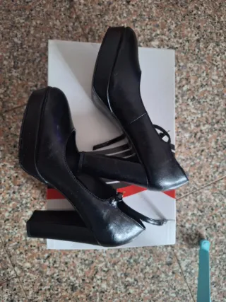 Scarpe Ikaros nere con tacco in pelle lucida