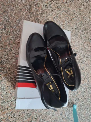 Scarpe Ikaros nere con tacco in pelle lucida