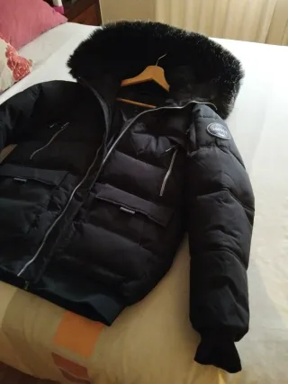 Cazadora negra con capucha de pelo