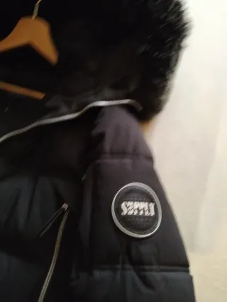 Cazadora negra con capucha de pelo