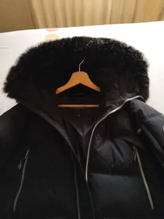 Cazadora negra con capucha de pelo