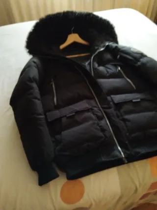 Cazadora negra con capucha de pelo