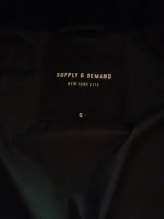 Cazadora negra con capucha de pelo