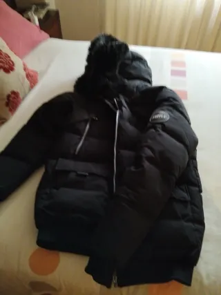 Cazadora negra con capucha de pelo