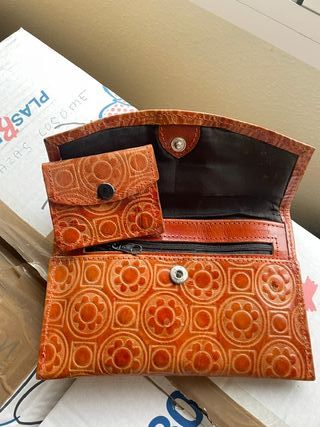 Cartera y monedero de cuero con relieve