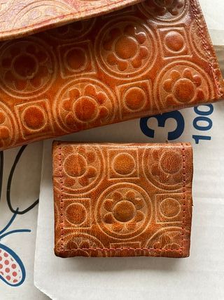 Cartera y monedero de cuero con relieve