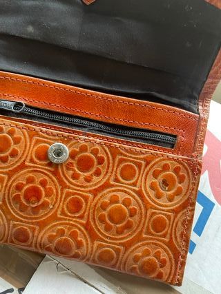 Cartera y monedero de cuero con relieve
