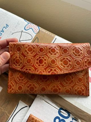 Cartera y monedero de cuero con relieve