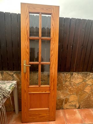 Puerta de madera con cristal